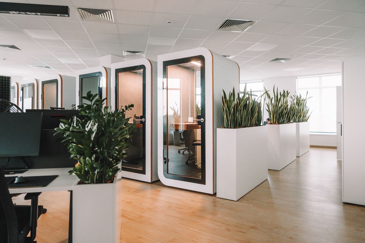 10 Innovative Lösungen für akustische Privatsphäre in modernen Büros